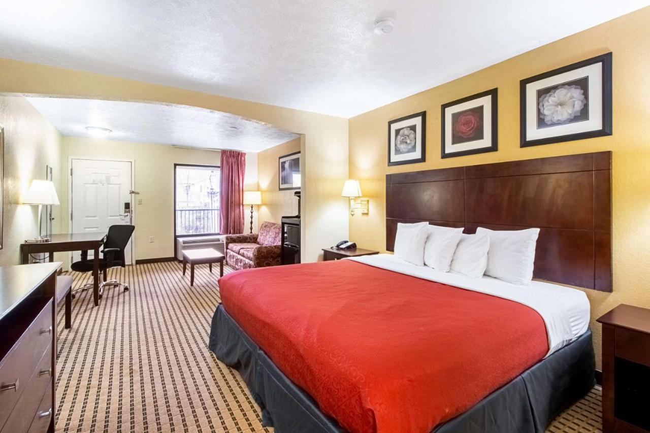 King Room - Smoking  at Quality Inn & Suites Dickson