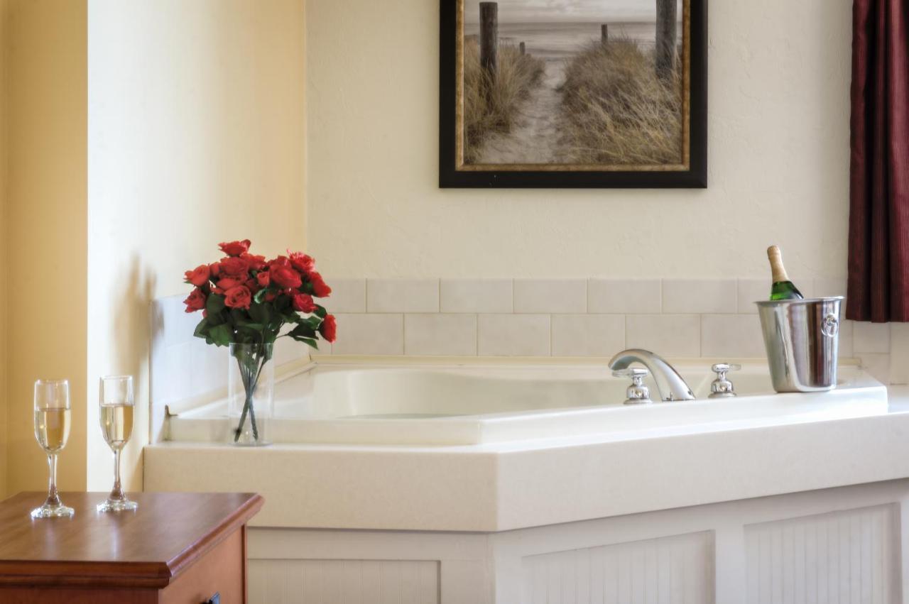 One-Bedroom Suite with Whirlpool Tub at Bayside Resort Hotel