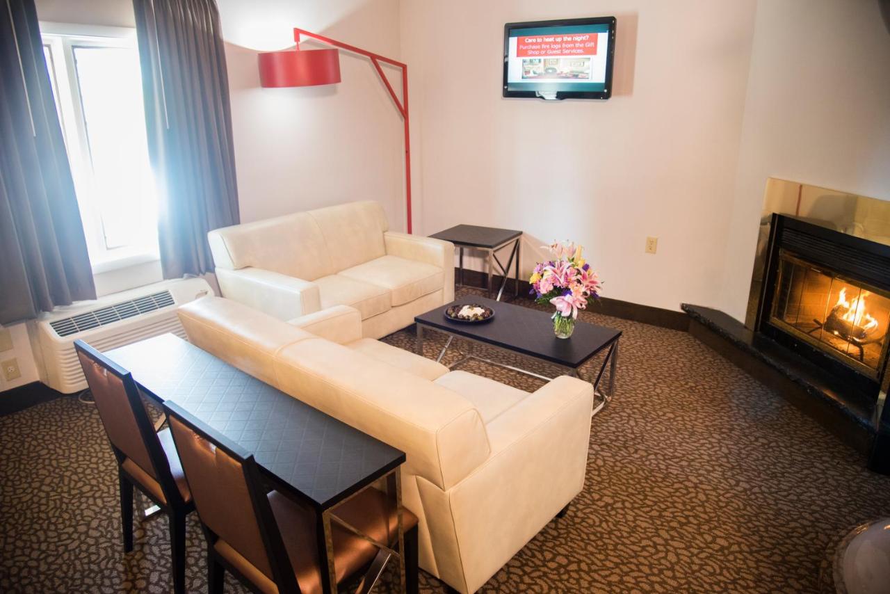 Champagne Tower Suite at Paradise Stream Resort