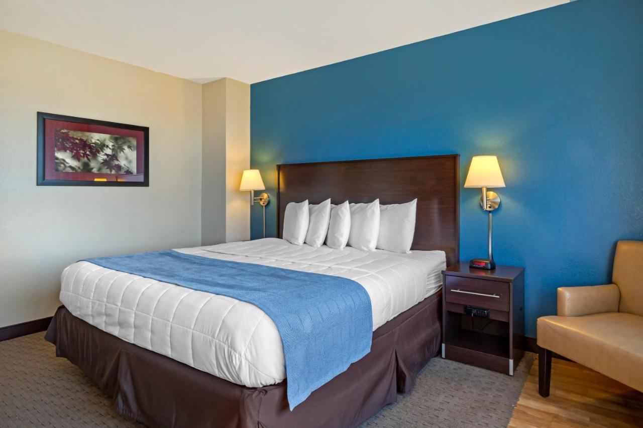 Queen Room - Accessible/Nonsmoking at The Capitol Hotel