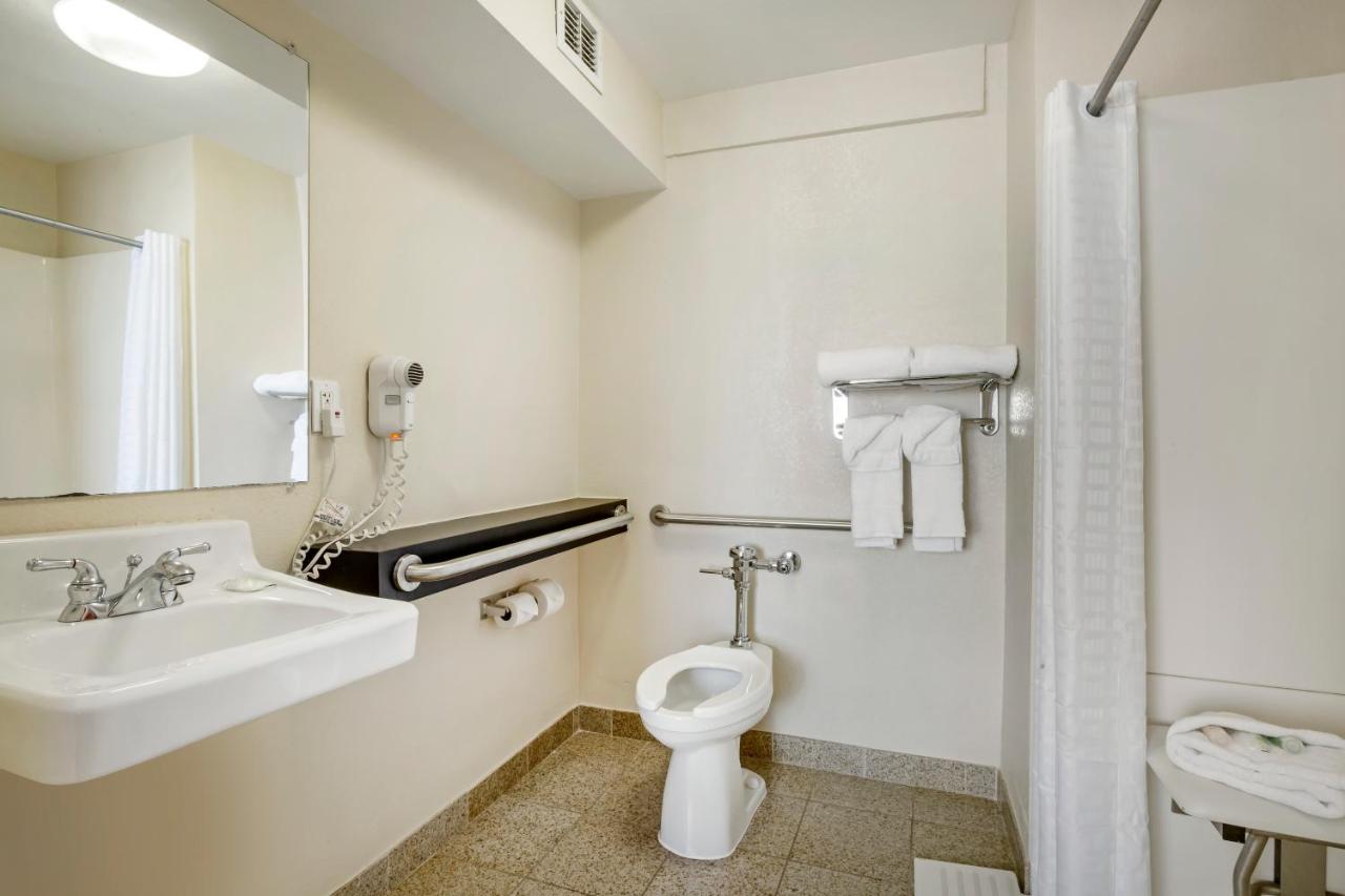 Queen Room with Roll-in Shower - Non-Smoking at The Capitol Hotel