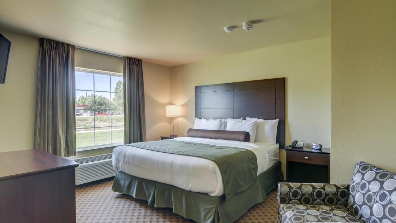 Family Room - Disability Access at Cobblestone Inn & Suites - Kersey