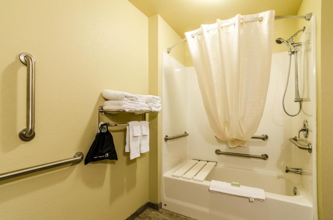 Queen Room - Disability Access at Cobblestone Inn & Suites - Ord
