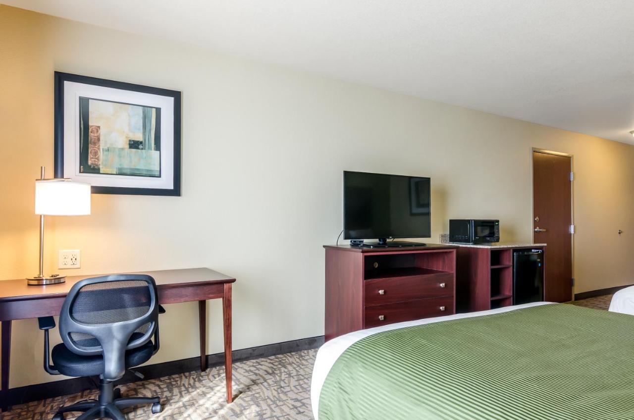 Queen Room - Disability Access at Cobblestone Inn & Suites - Ord