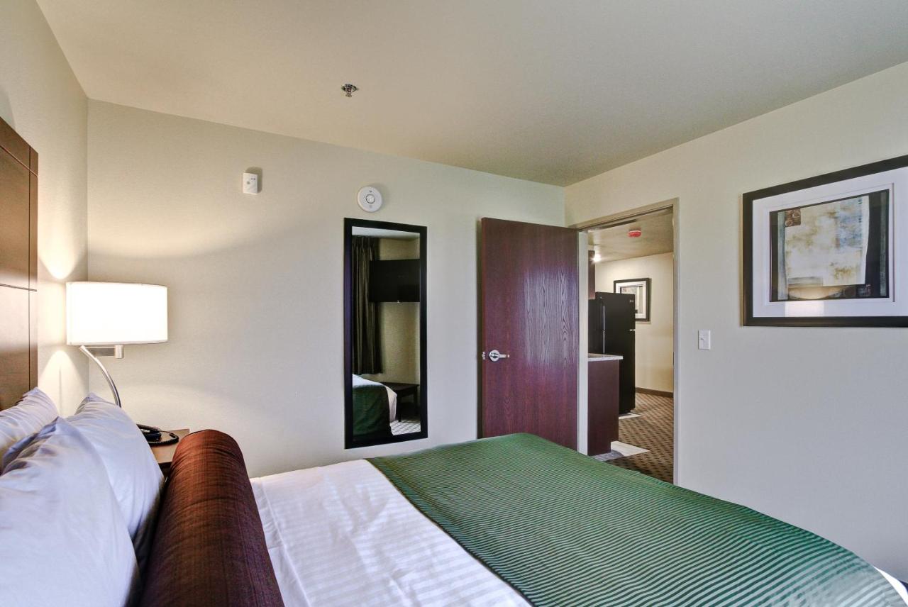 One-Bedroom Suite at Cobblestone Hotel & Suites – Pulaski/Green Bay