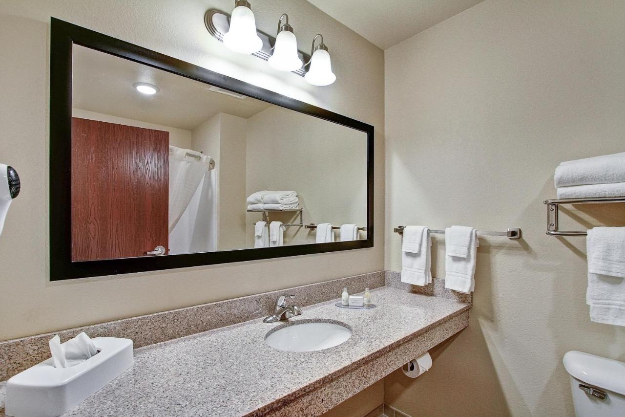 Queen Room with Two Queen Beds at Castle Rock Inn & Suites