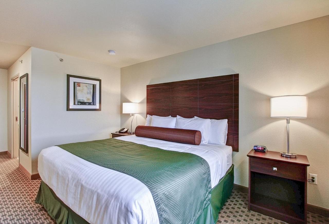 King Room at Castle Rock Inn & Suites