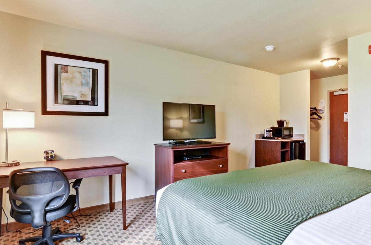 King Room at Castle Rock Inn & Suites