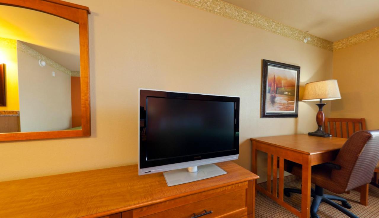 Queen Room with Two Queen Beds - Disability Access at Country Inn & Suites by Radisson, Portage, IN