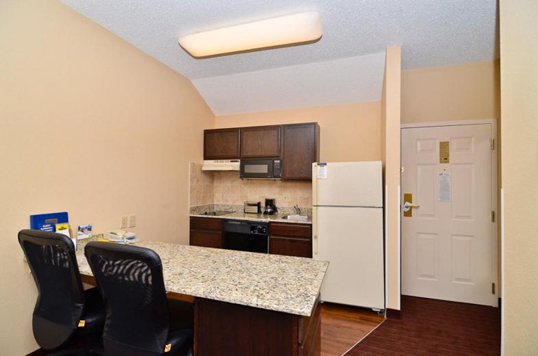 One-Bedroom Queen Suite with Sofa Bed - Non-Smoking at Mainstay Suites Knoxville Airport