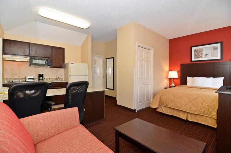 One-Bedroom Queen Suite with Sofa Bed - Non-Smoking at Mainstay Suites Knoxville Airport