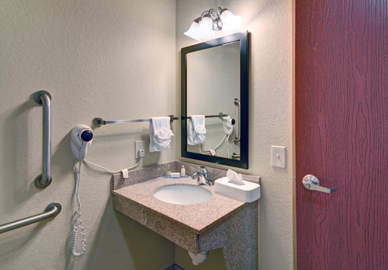 King Room - Disability Access at Cobblestone Inn & Suites - Schuyler
