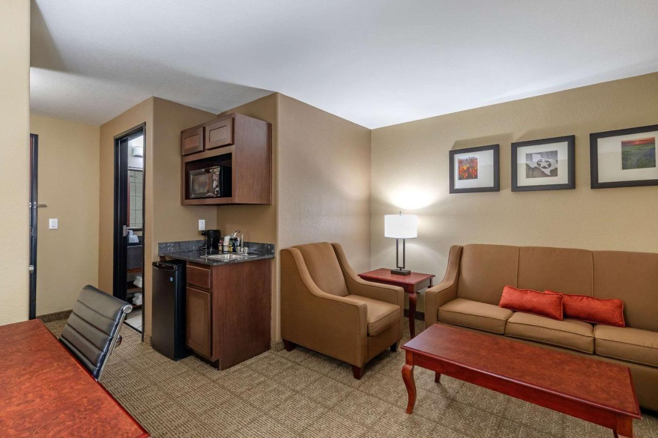 King Suite - Non-Smoking at Comfort Suites Ennis