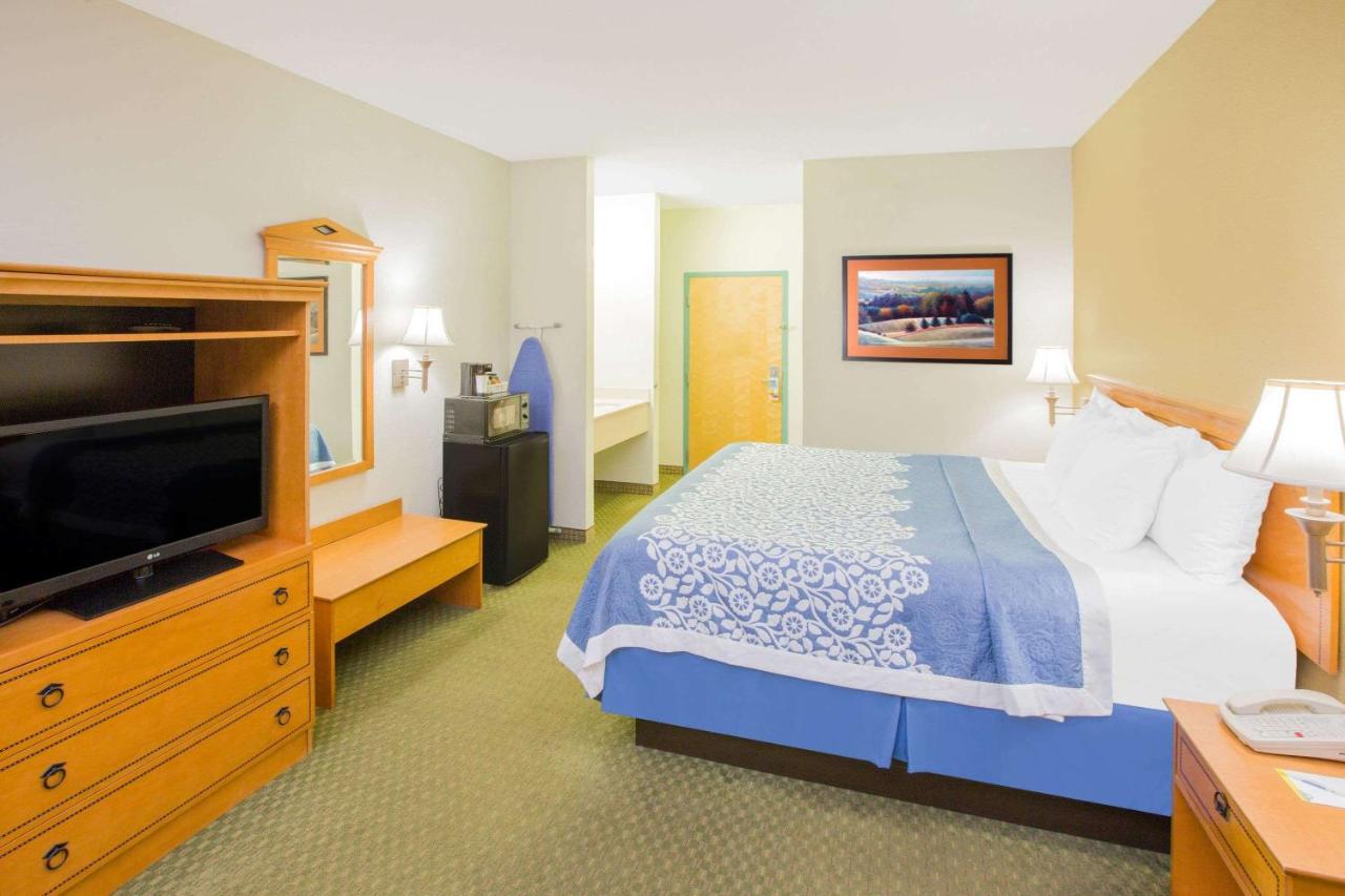 King Room - Non-Smoking at Days Inn by Wyndham Hattiesburg MS