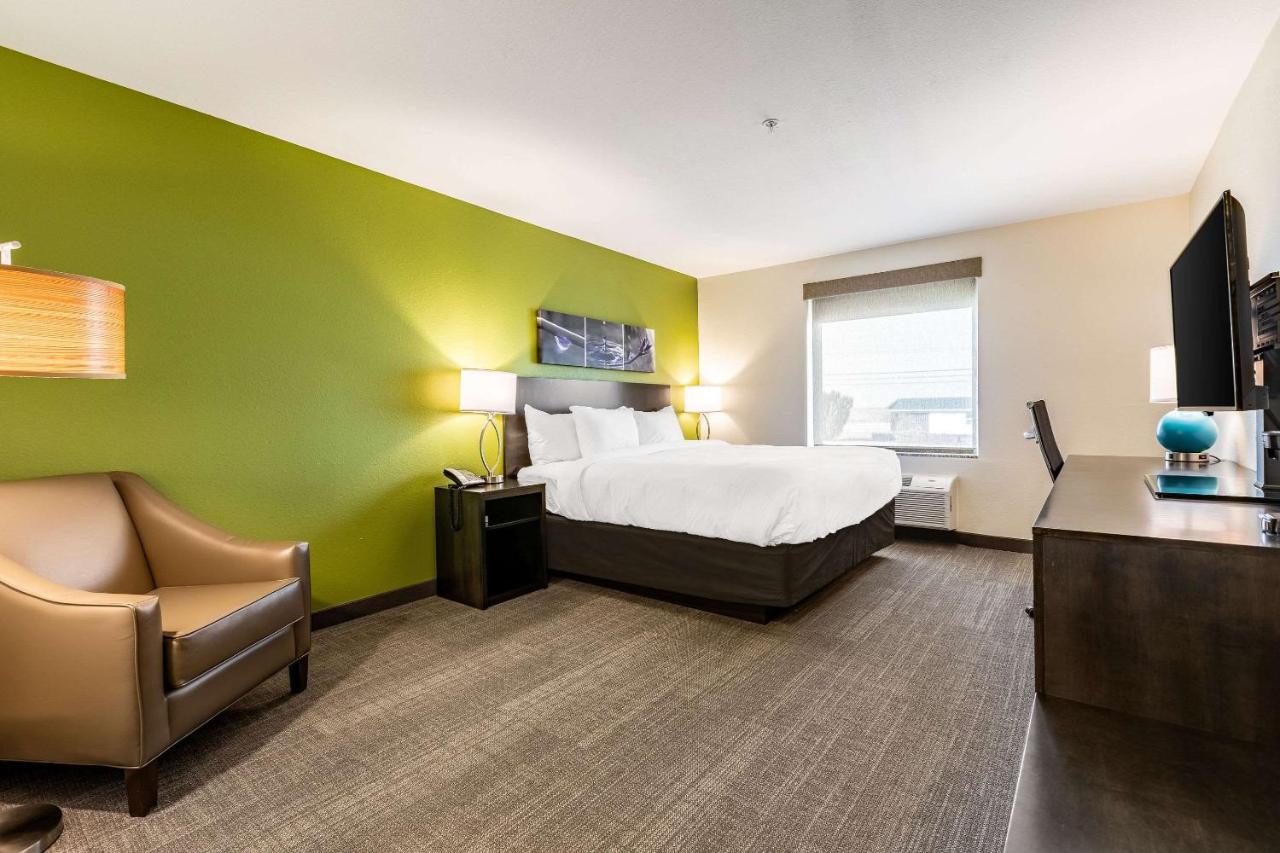 King Suite - Non-Smoking at Sleep Inn & Suites Mt. Hope near Auction & Event Center