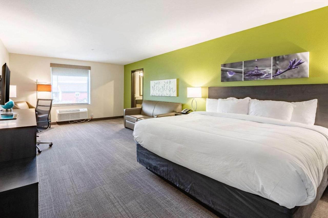 King Suite with Hot Tub - Non-Smoking at Sleep Inn & Suites Mt. Hope near Auction & Event Center