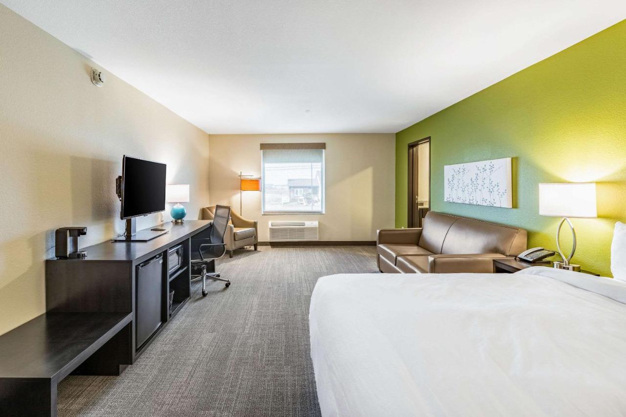 King Suite with Hot Tub - Non-Smoking at Sleep Inn & Suites Mt. Hope near Auction & Event Center