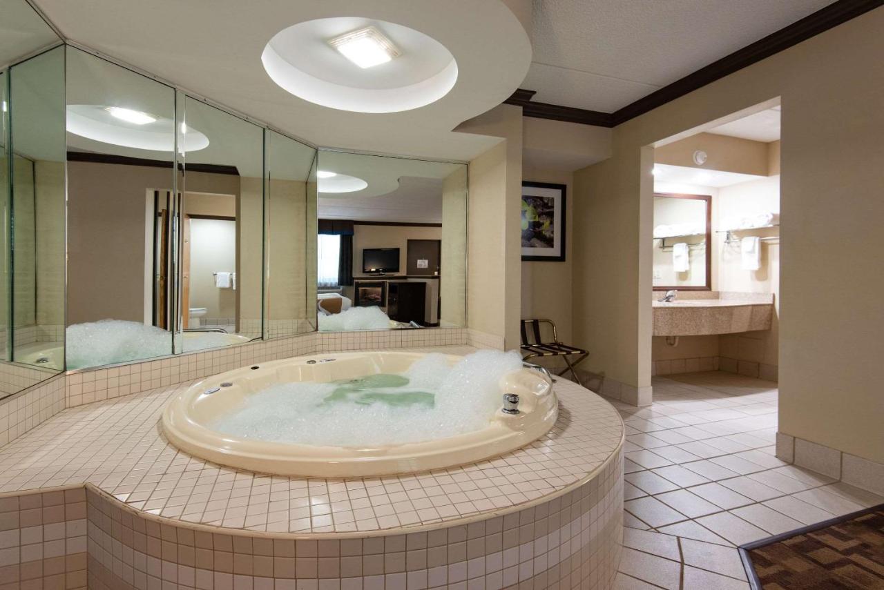 Room #28090318 at Quality Inn & Suites Quakertown - Allentown
