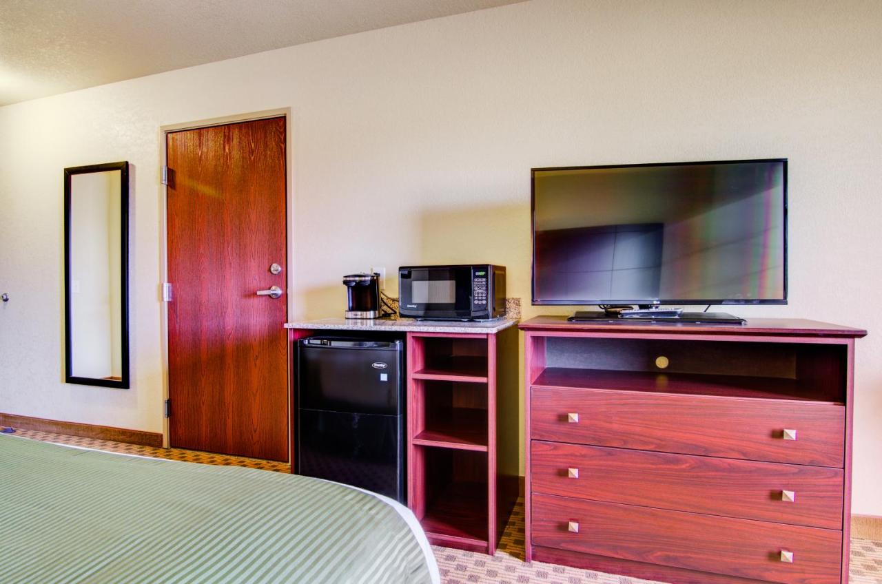 Queen Room - Disability Access at Cobblestone Inn & Suites - Winterset, IA