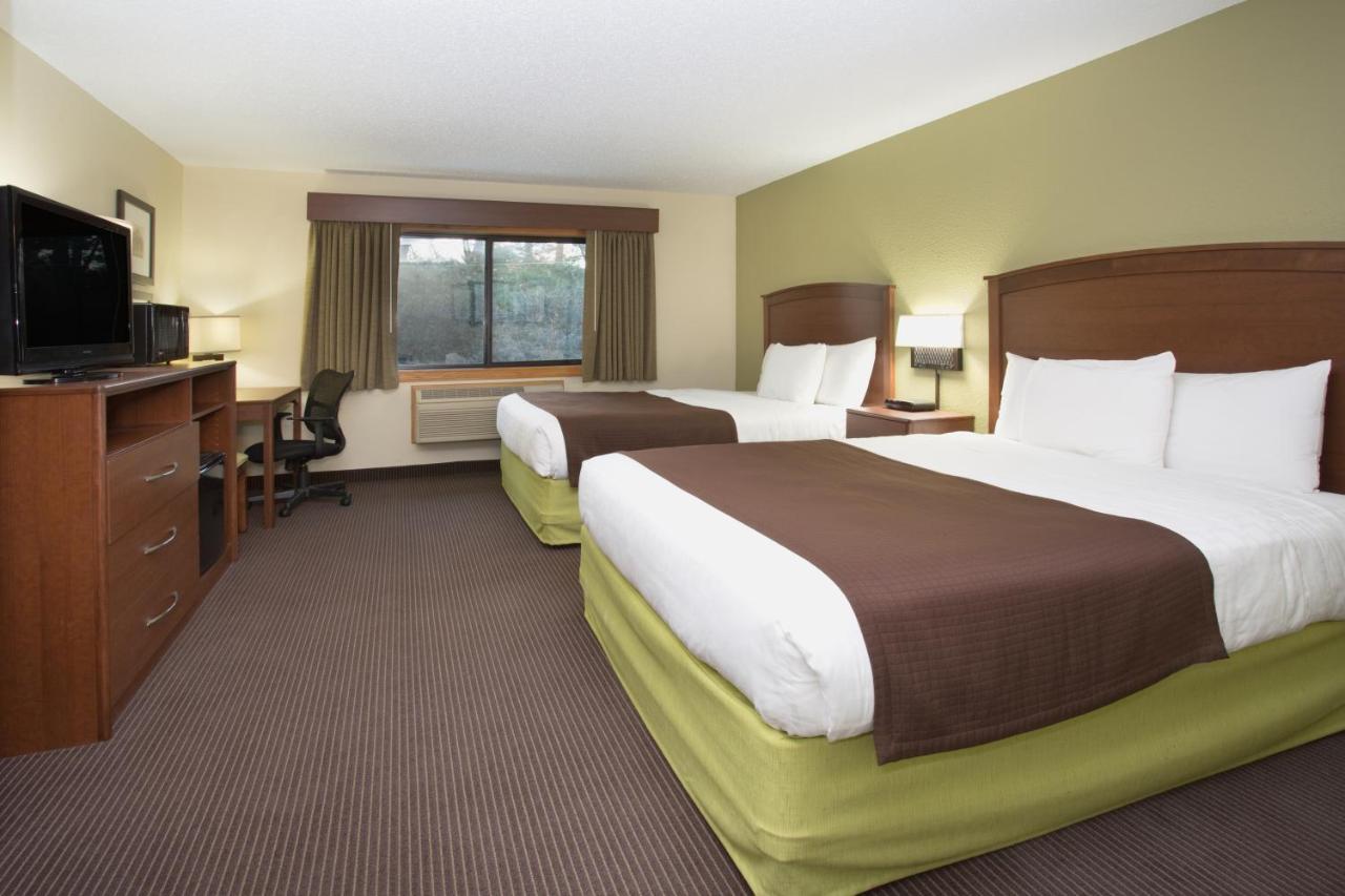 Queen Room - Disability Access at Cobblestone Hotel & Suites – Wisconsin Rapids