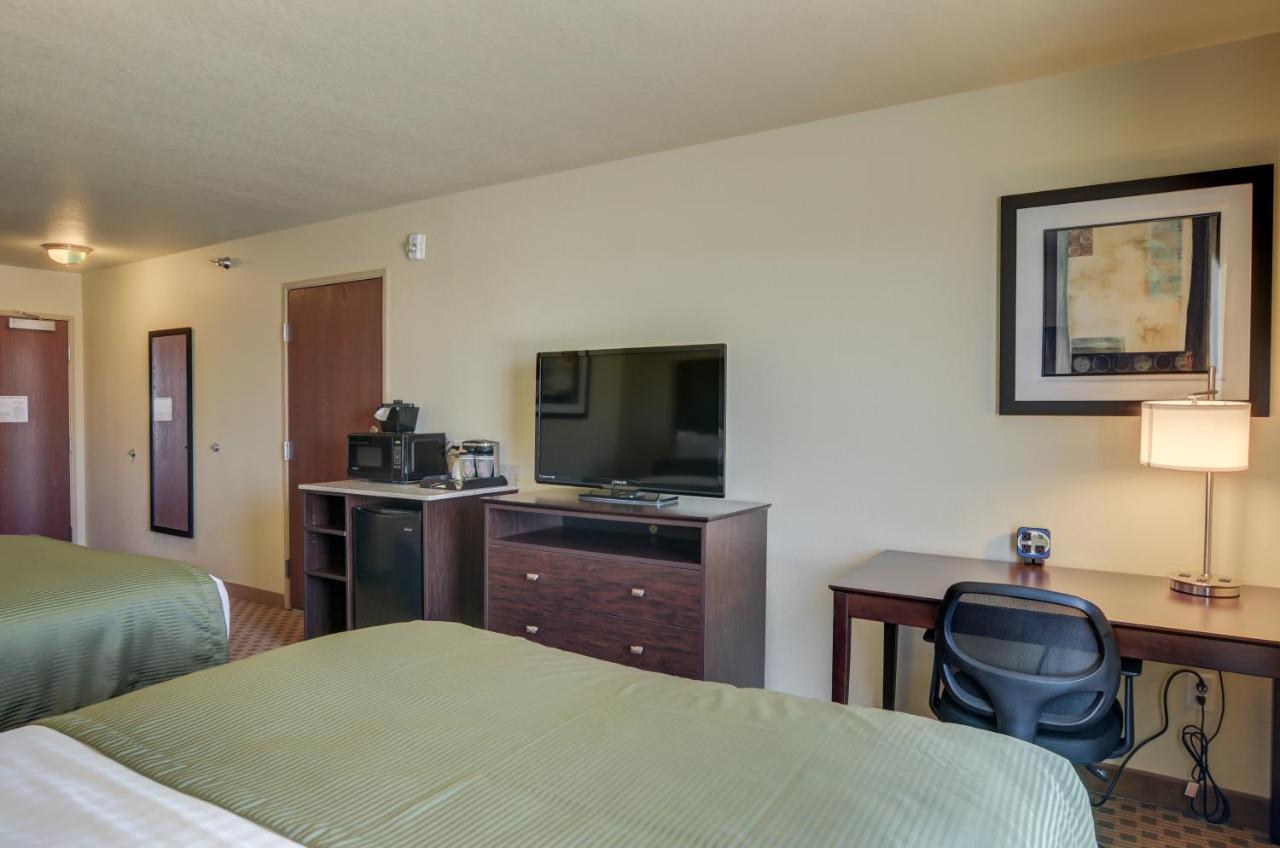 Queen Room - Disability Access at Cobblestone Inn & Suites - Kersey