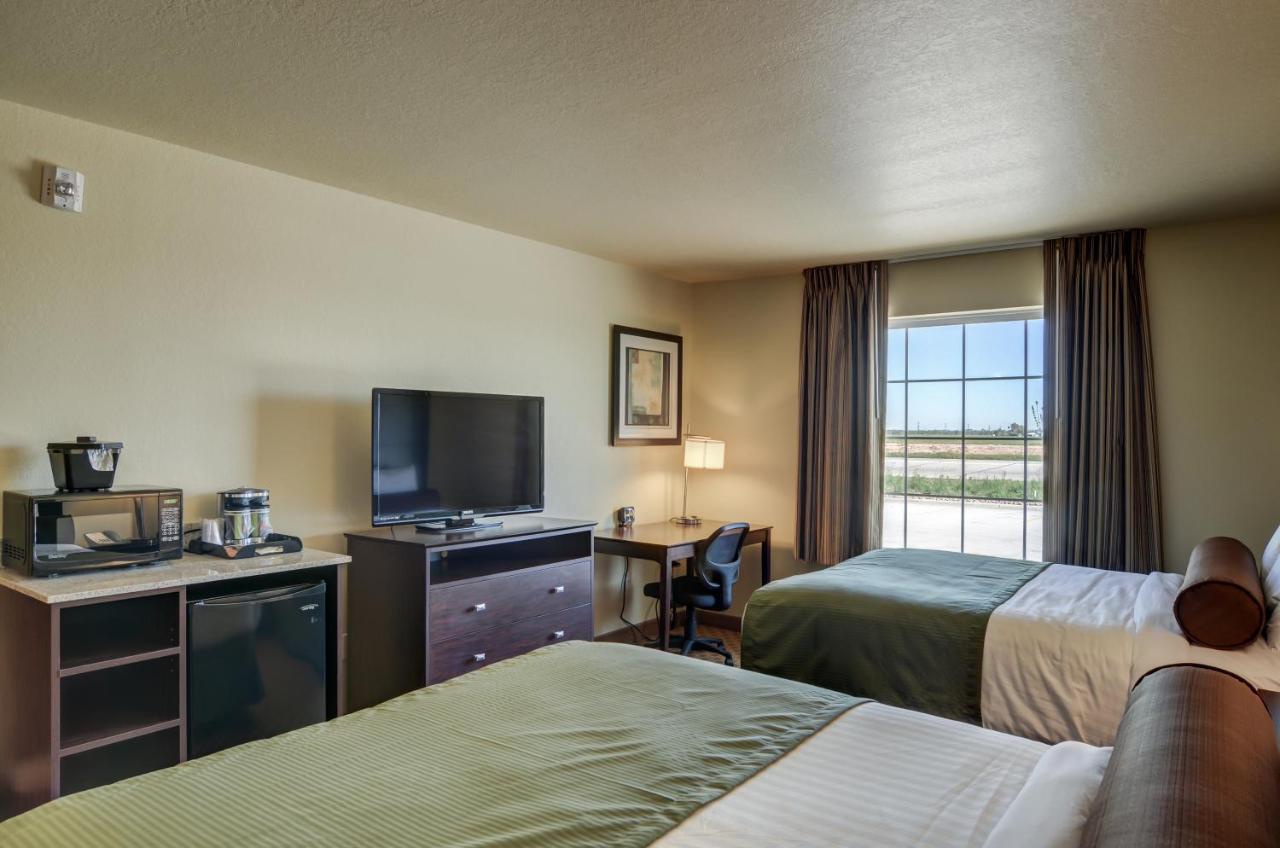 Queen Room - Disability Access at Cobblestone Inn & Suites - Kersey