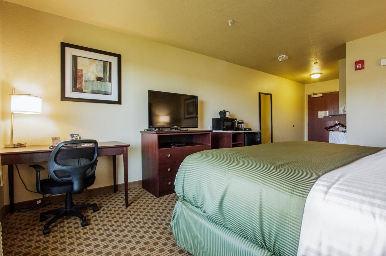 King Room - Disability Access at Cobblestone Inn & Suites - Linton
