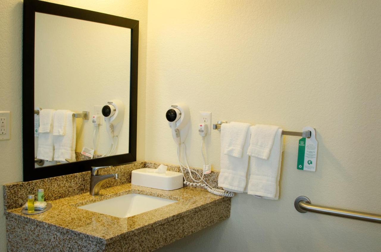King Room - Disability Access at Cobblestone Inn & Suites - Lamoni