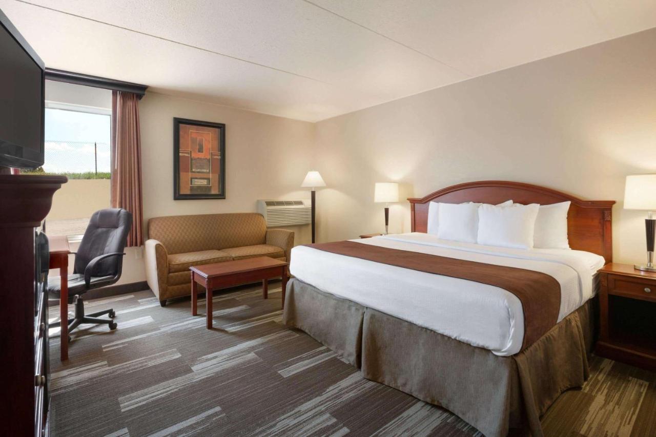 Business King Room - Non-Smoking at Baymont by Wyndham Mandan Bismarck Area