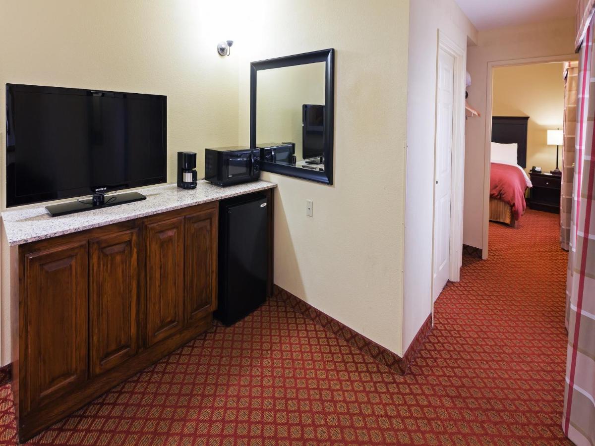 One-Bedroom King Suite with Sofa Bed at Country Inn & Suites by Radisson, Oklahoma City at Northwest Expressway, OK