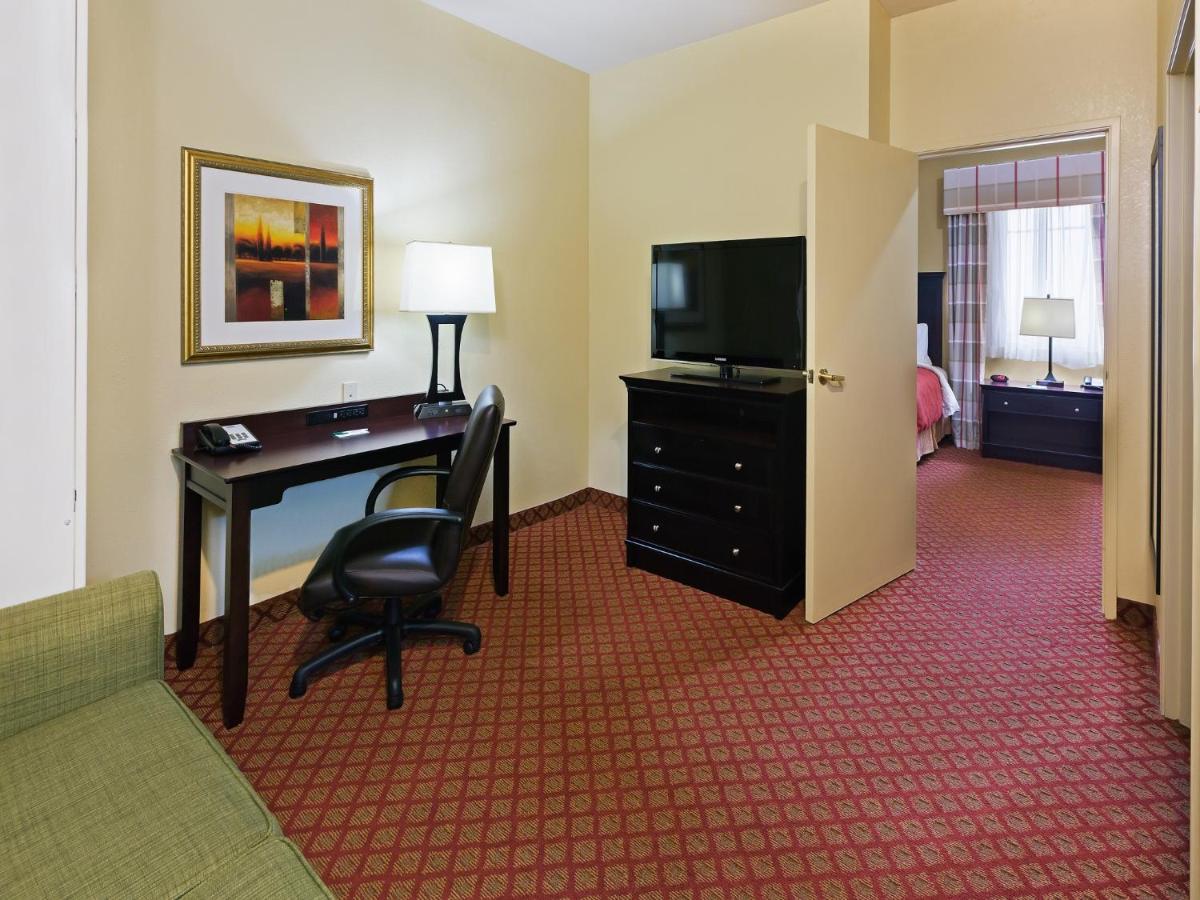 One-Bedroom Queen Suite with Sofa Bed at Country Inn & Suites by Radisson, Oklahoma City at Northwest Expressway, OK