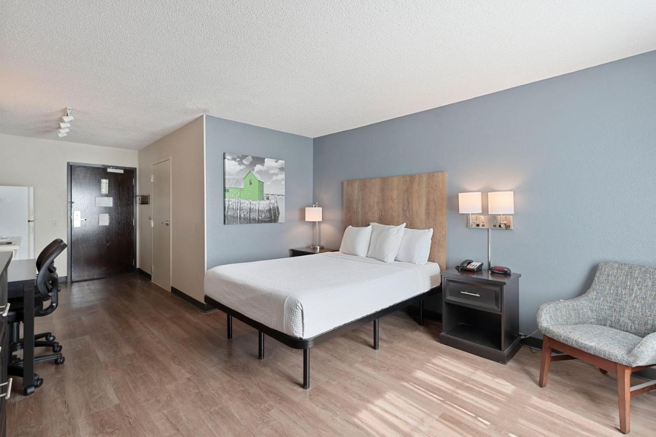 Queen studio with 1 Queen Bed - Disability Access/Non-Smoking at Extended Stay America Select Suites - Charlotte - Tyvola Rd.