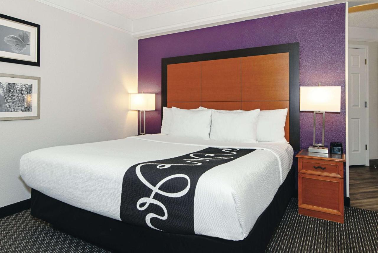 Deluxe King Room at La Quinta Inn & Suites by Wyndham Ontario Airport