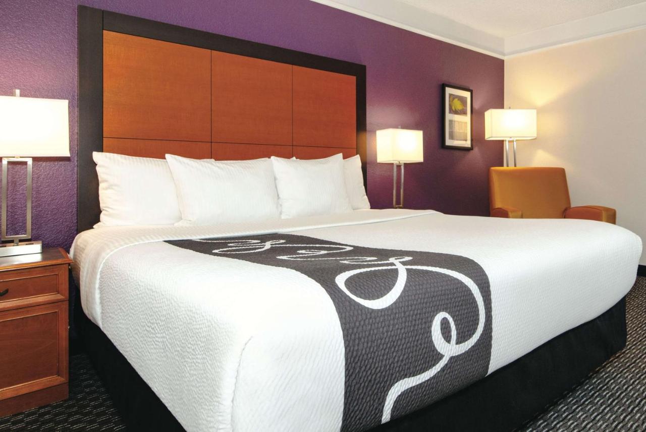 Deluxe King Room at La Quinta Inn & Suites by Wyndham Ontario Airport