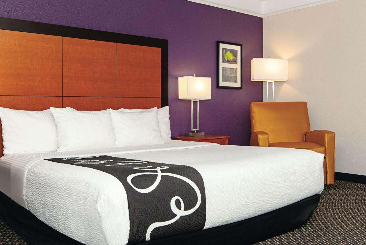 Deluxe King Room at La Quinta Inn & Suites by Wyndham Ontario Airport