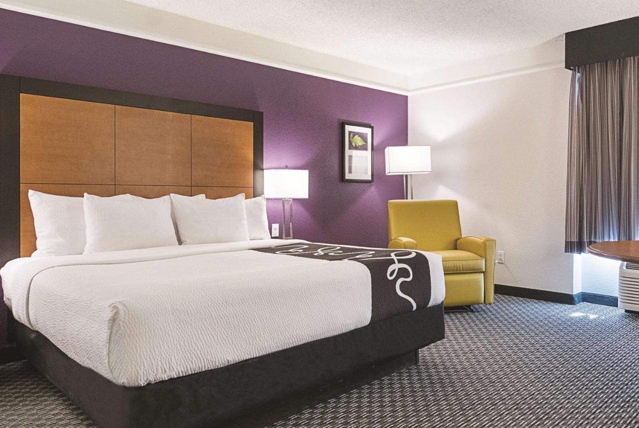 Deluxe King Room at La Quinta Inn & Suites by Wyndham Ontario Airport