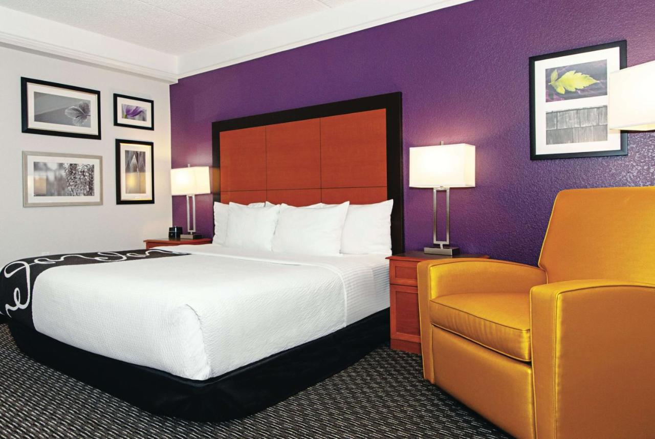 Deluxe King Room at La Quinta Inn & Suites by Wyndham Ontario Airport