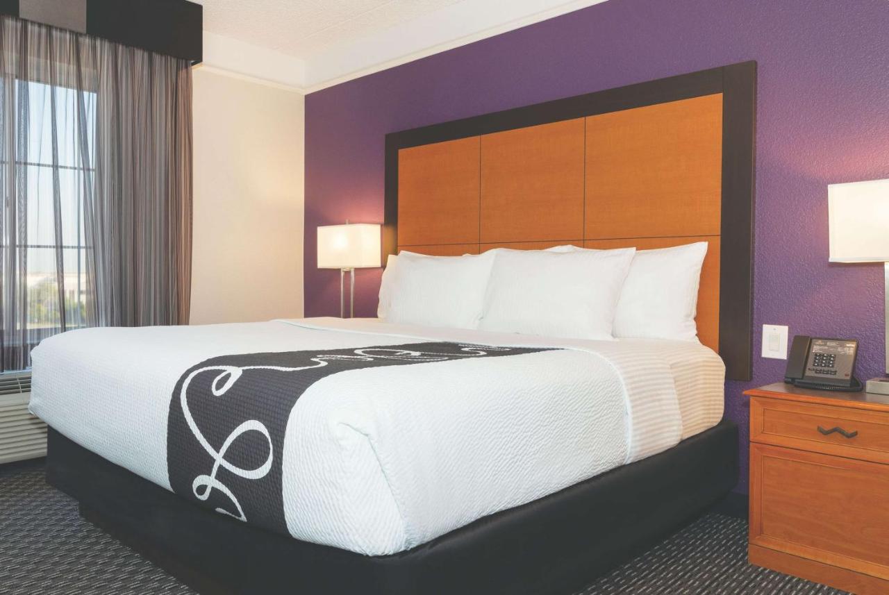 Deluxe King Room at La Quinta Inn & Suites by Wyndham Ontario Airport
