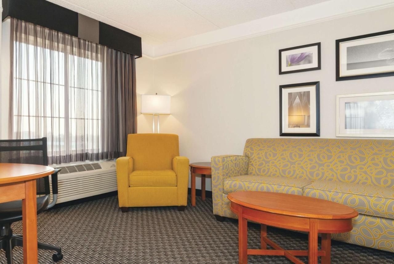 King Suite with Sofa Bed at La Quinta Inn & Suites by Wyndham Ontario Airport