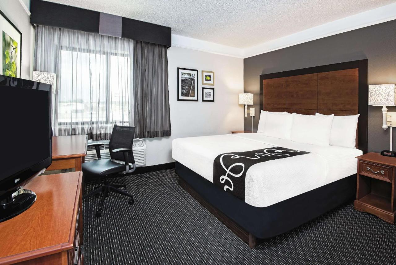 King Room at La Quinta Inn & Suites by Wyndham San Antonio Riverwalk