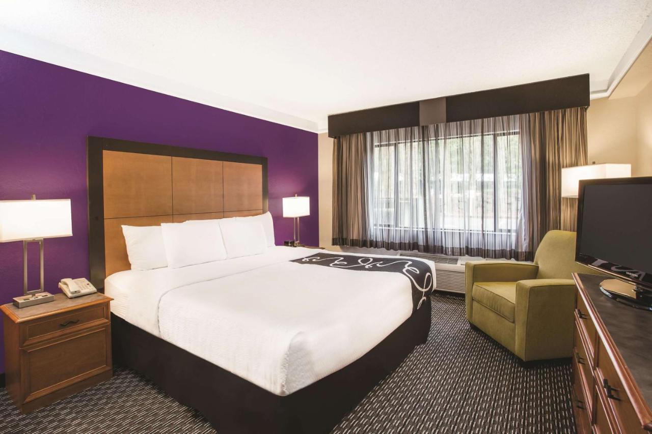 Deluxe King Room at La Quinta Inn & Suites by Wyndham Seattle Bellevue/Kirkland