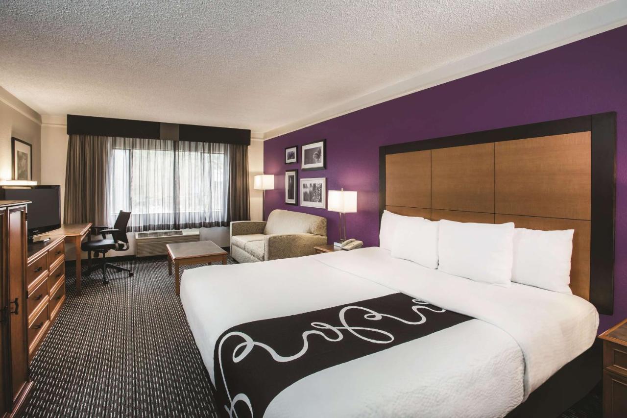Deluxe King Room with Sofa Bed at La Quinta Inn & Suites by Wyndham Seattle Bellevue/Kirkland