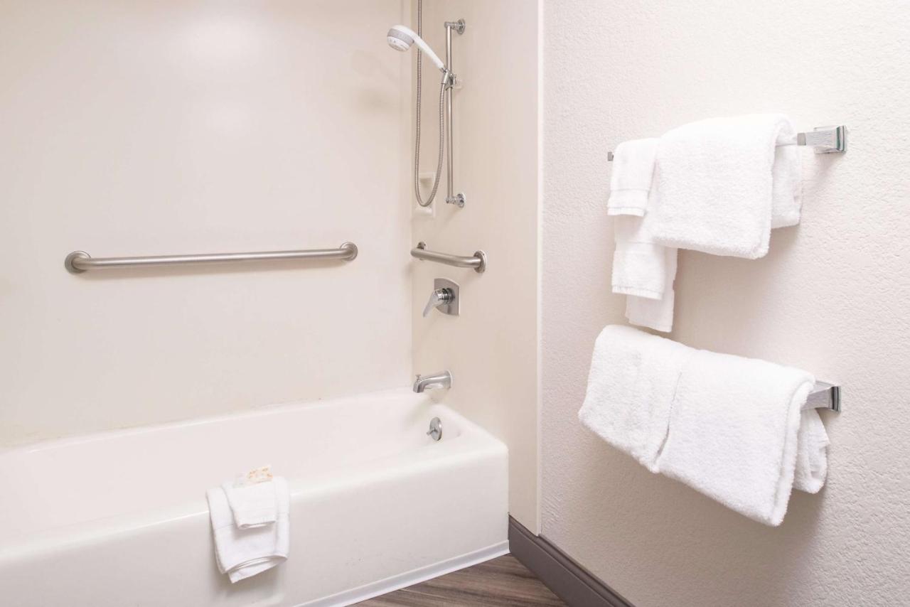 Queen Room - Disability Access at La Quinta Inn & Suites by Wyndham Seattle Bellevue/Kirkland