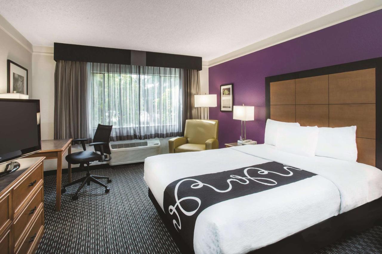 Queen Room at La Quinta Inn & Suites by Wyndham Seattle Bellevue/Kirkland