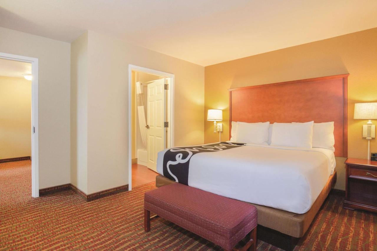 King Suite at La Quinta Inn & Suites by Wyndham Bentonville