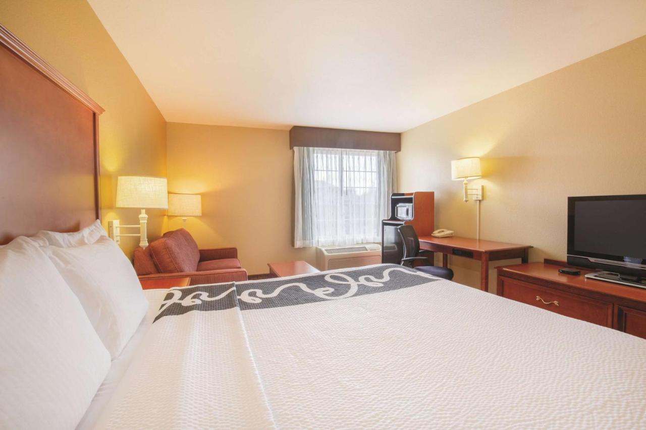 King Room with Sofa Bed at La Quinta Inn & Suites by Wyndham Bentonville