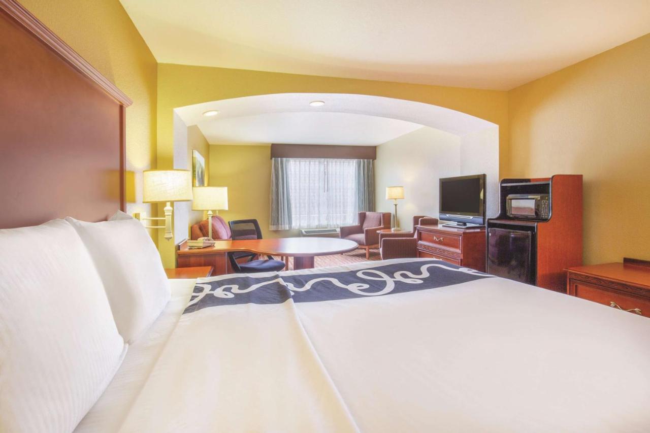 Executive King Room at La Quinta Inn & Suites by Wyndham Bentonville