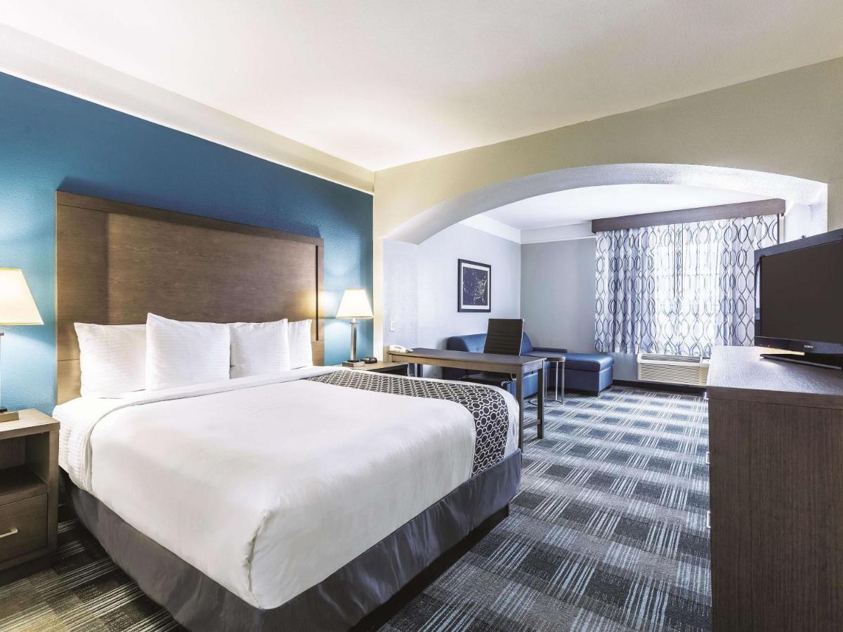 Excutive King room at Platinum Inn & Suites Webster