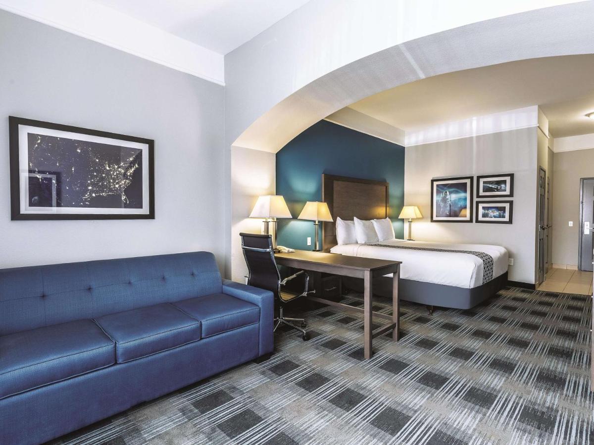 Excutive King room at Platinum Inn & Suites Webster