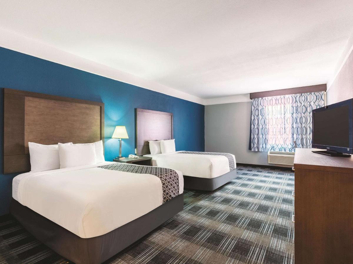 Queen Suite at Platinum Inn & Suites Webster